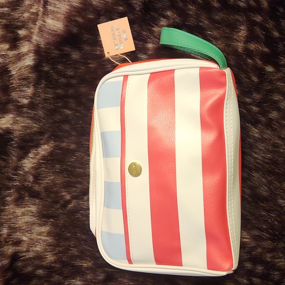 Travel bag for makeup or tech items - Picture 2 of 5